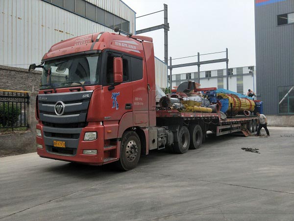 發(fā)往廣西的雞糞烘干機裝貨現場